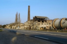 La sucrerie en 2009, avant sa réhabilitation. Cl. T. Lefébure 